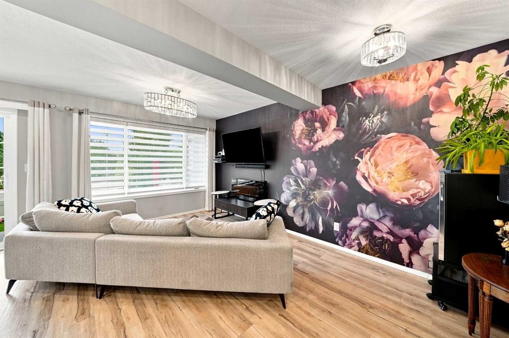 27 Golden Crescent, Red Deer, AB - Indoor Photo Showing Living Room