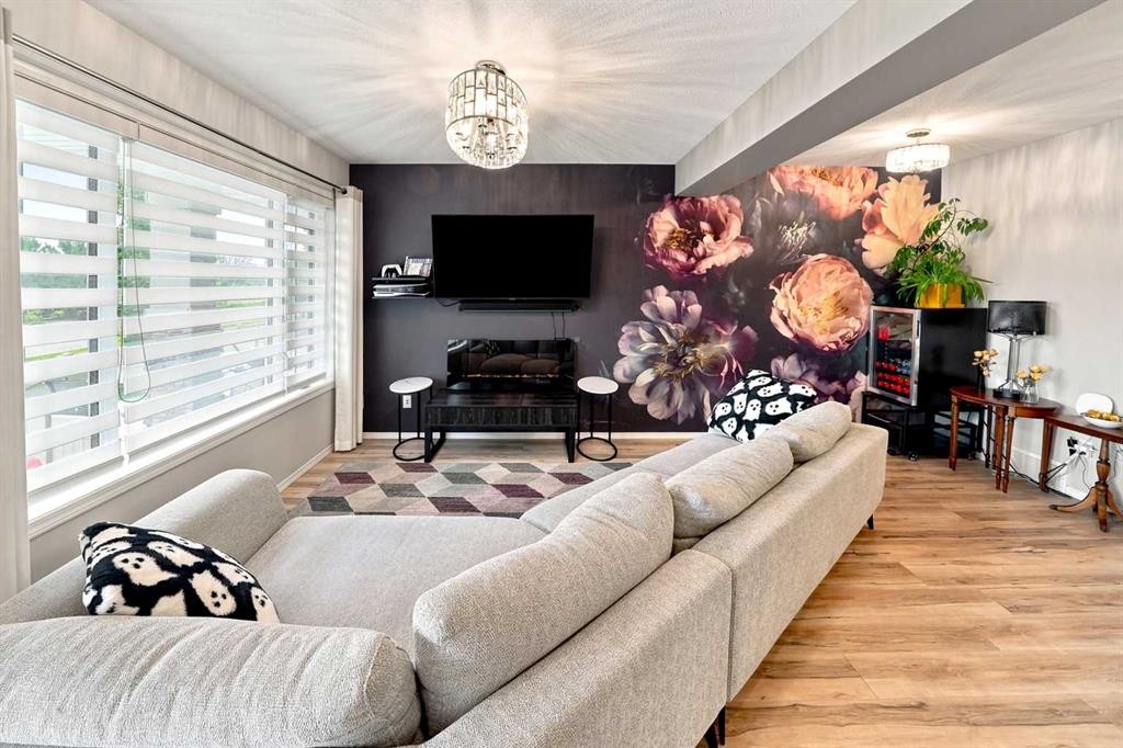 27 Golden Crescent, Red Deer, AB - Indoor Photo Showing Living Room