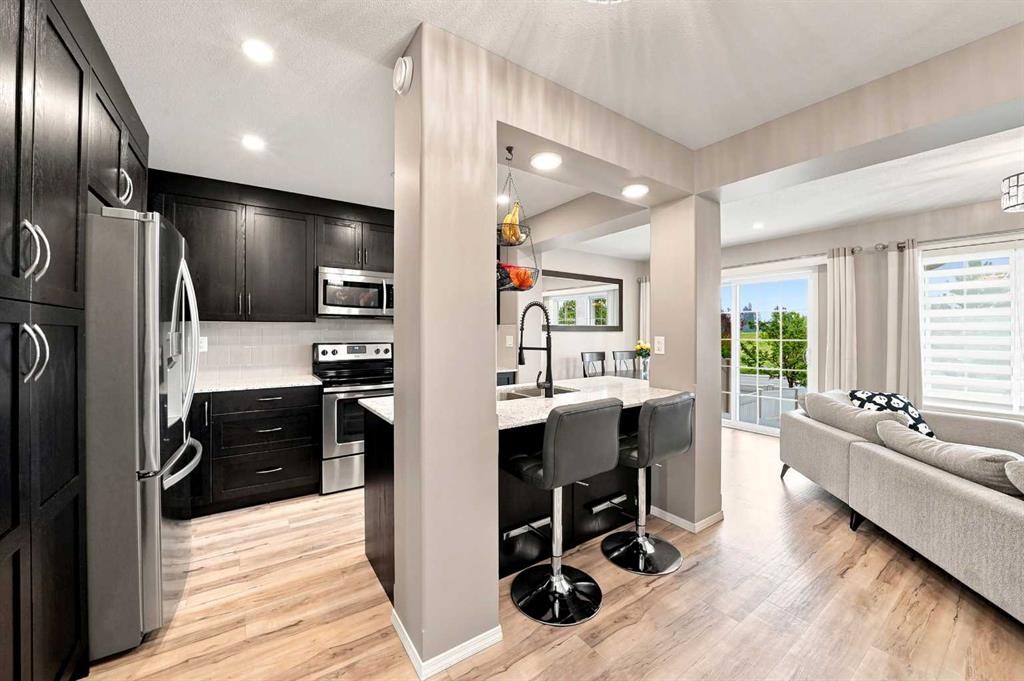 27 Golden Crescent, Red Deer, AB - Indoor Photo Showing Kitchen With Upgraded Kitchen