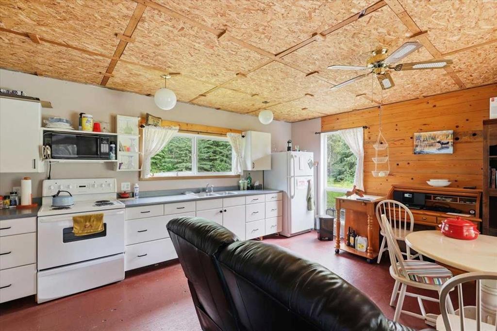 1301 Glen Haven Crescent, Mulhurst Bay, AB - Indoor Photo Showing Kitchen