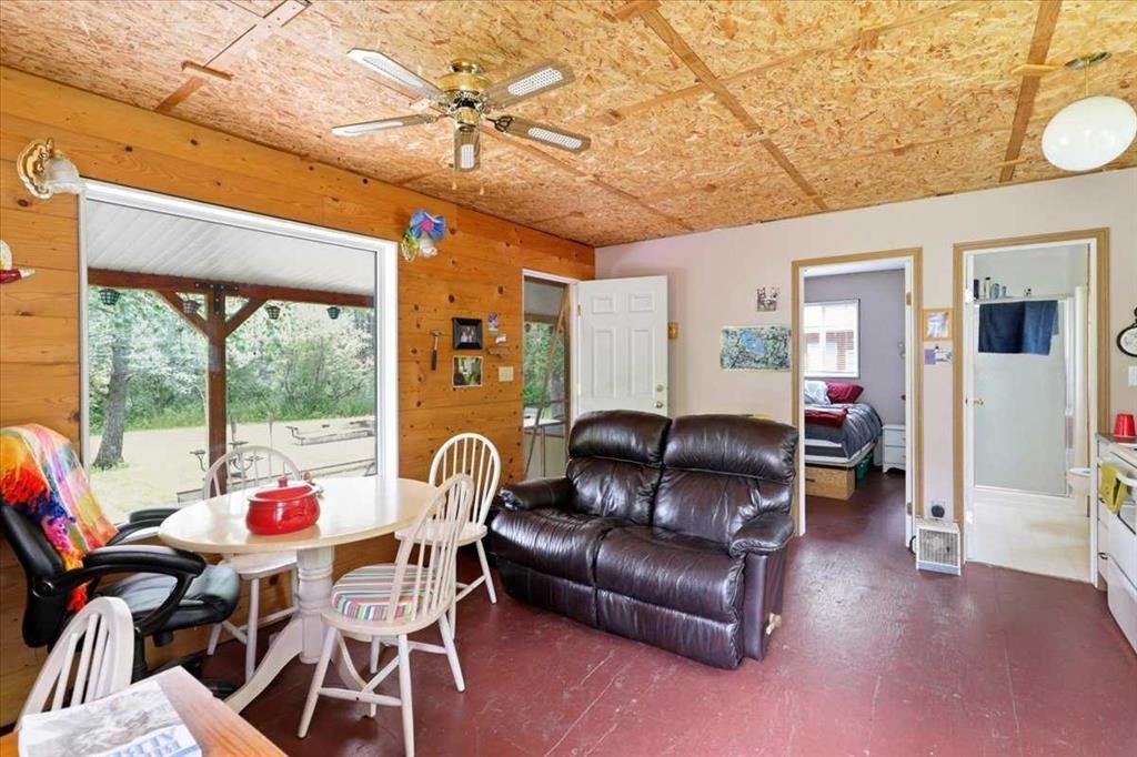 1301 Glen Haven Crescent, Mulhurst Bay, AB - Indoor Photo Showing Living Room