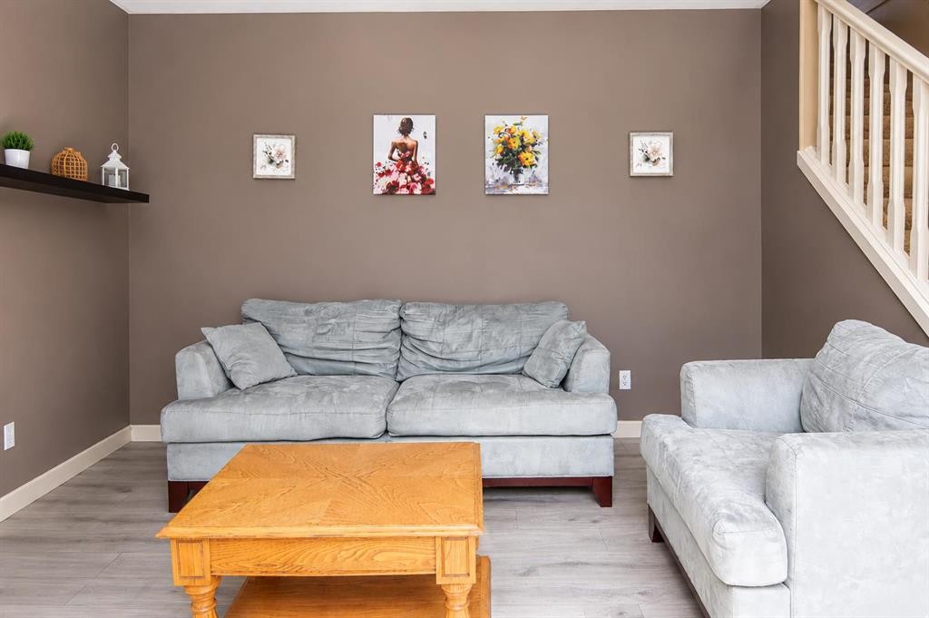 5 Lambertson Place, Sylvan Lake, AB - Indoor Photo Showing Living Room