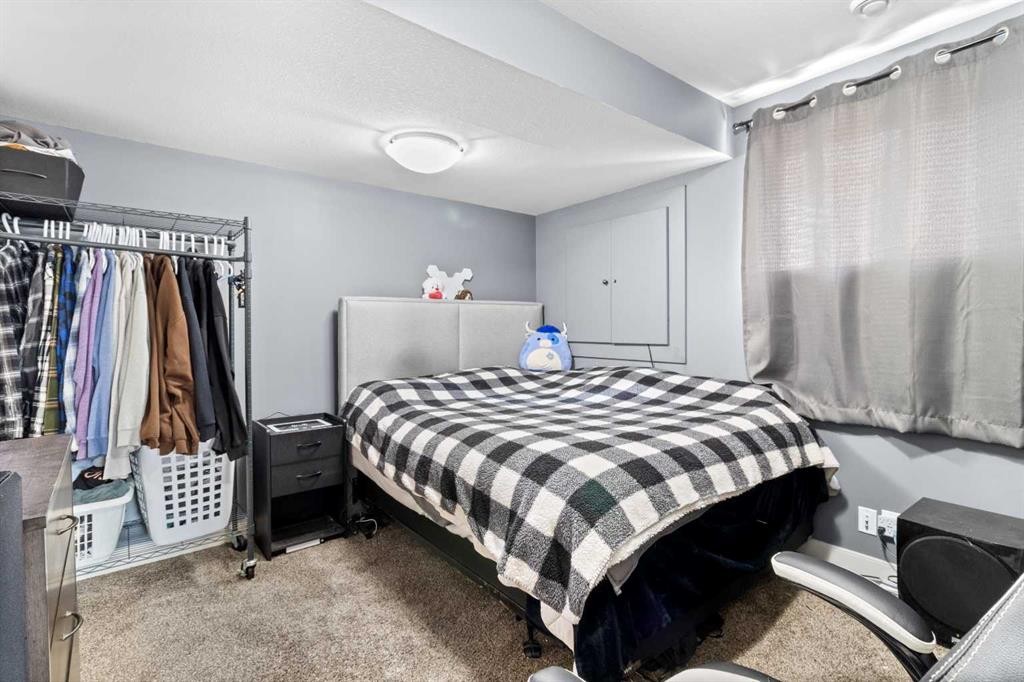 5 Lambertson Place, Sylvan Lake, AB - Indoor Photo Showing Bedroom