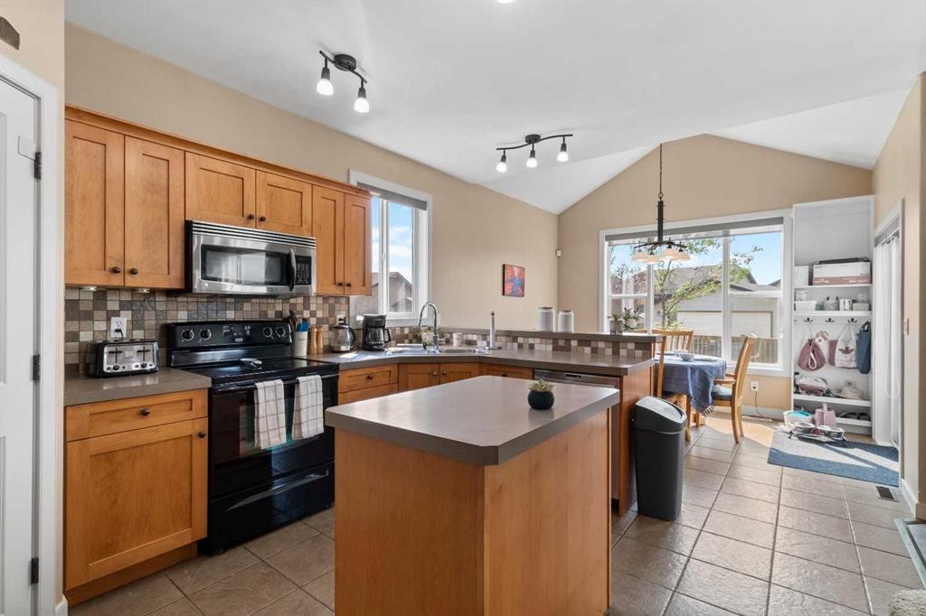 5 Lambertson Place, Sylvan Lake, AB - Indoor Photo Showing Kitchen