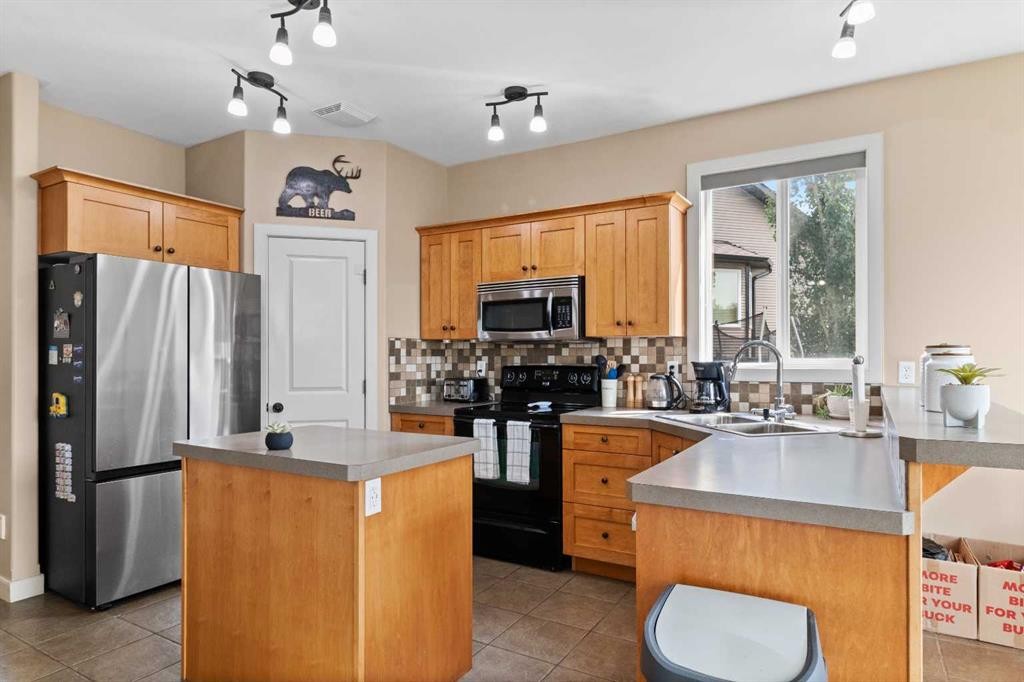 5 Lambertson Place, Sylvan Lake, AB - Indoor Photo Showing Kitchen With Double Sink