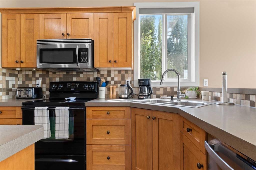 5 Lambertson Place, Sylvan Lake, AB - Indoor Photo Showing Kitchen With Double Sink
