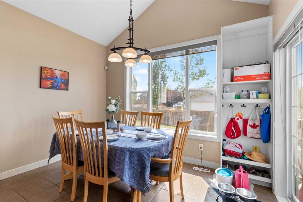 5 Lambertson Place, Sylvan Lake, AB - Indoor Photo Showing Dining Room