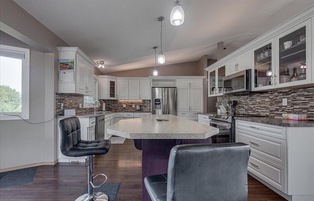 3908 39 Street Close, Ponoka, AB - Indoor Photo Showing Kitchen With Upgraded Kitchen
