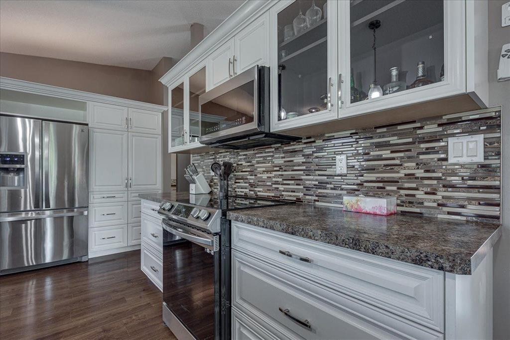3908 39 Street Close, Ponoka, AB - Indoor Photo Showing Kitchen With Upgraded Kitchen