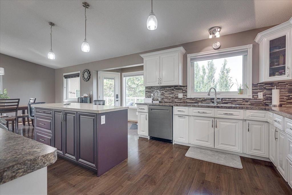 3908 39 Street Close, Ponoka, AB - Indoor Photo Showing Kitchen With Upgraded Kitchen