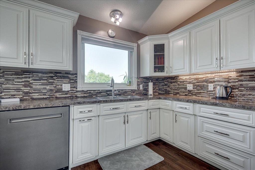 3908 39 Street Close, Ponoka, AB - Indoor Photo Showing Kitchen With Upgraded Kitchen