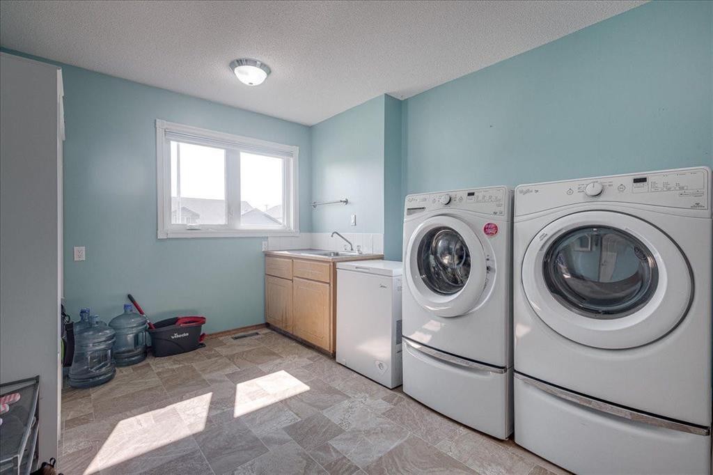 3908 39 Street Close, Ponoka, AB - Indoor Photo Showing Laundry Room