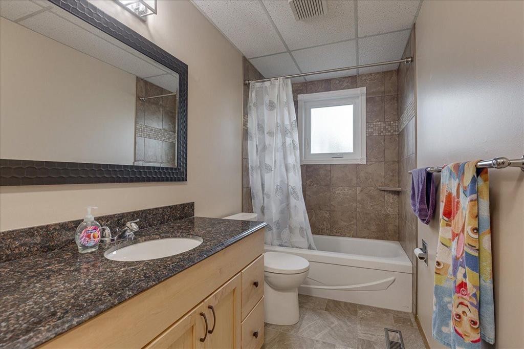 3908 39 Street Close, Ponoka, AB - Indoor Photo Showing Bathroom