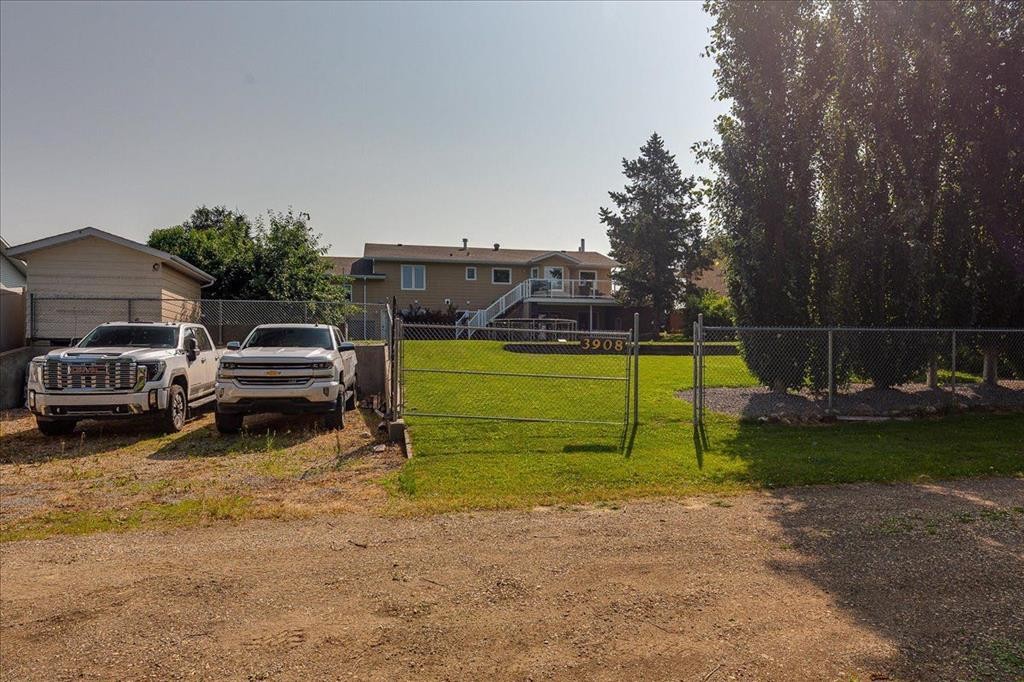 3908 39 Street Close, Ponoka, AB - Outdoor