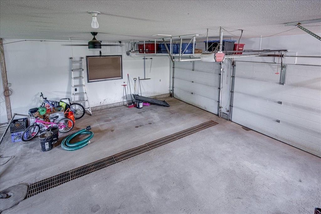3908 39 Street Close, Ponoka, AB - Indoor Photo Showing Garage