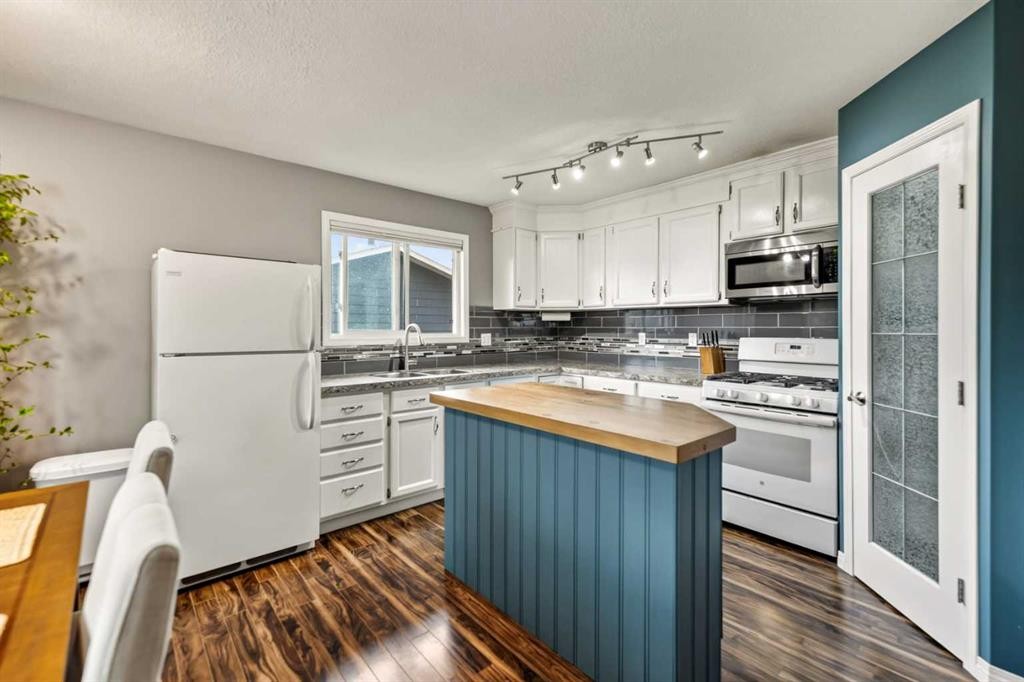 12 Opal Close, Lacombe, AB - Indoor Photo Showing Kitchen With Double Sink