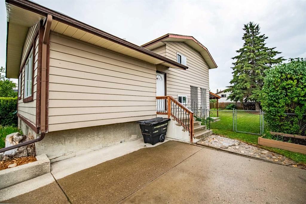 12 Opal Close, Lacombe, AB - Outdoor With Exterior