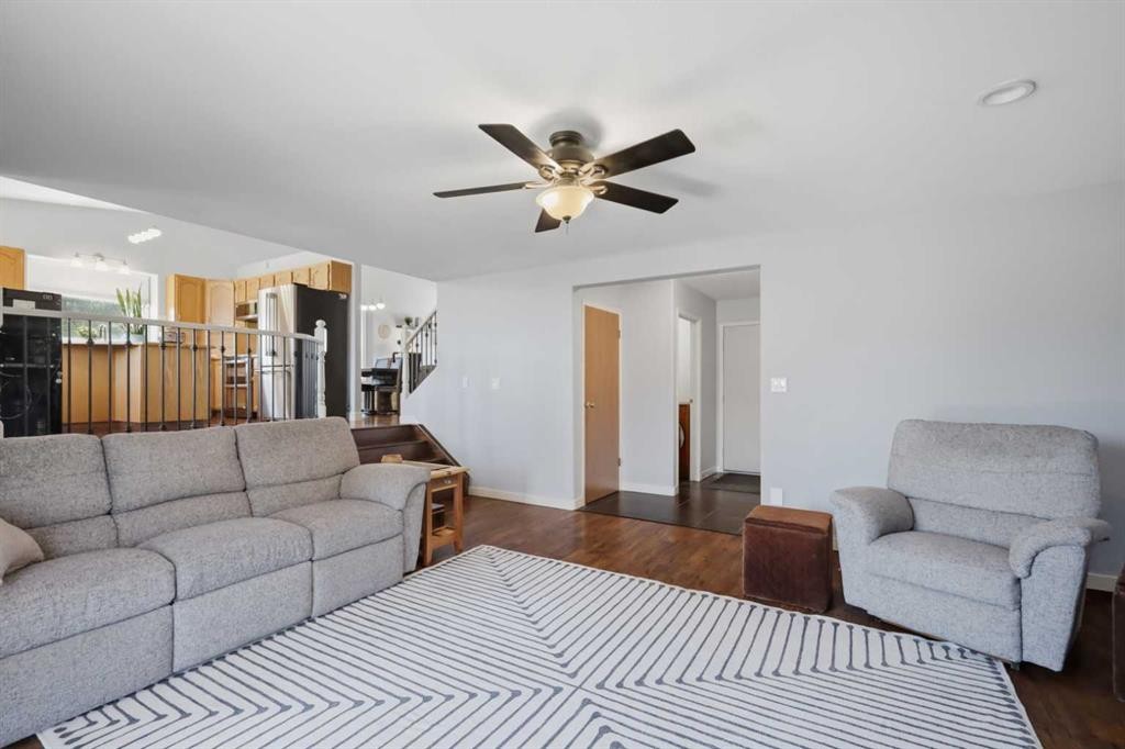 73 Duncan Crescent, Red Deer, AB - Indoor Photo Showing Living Room