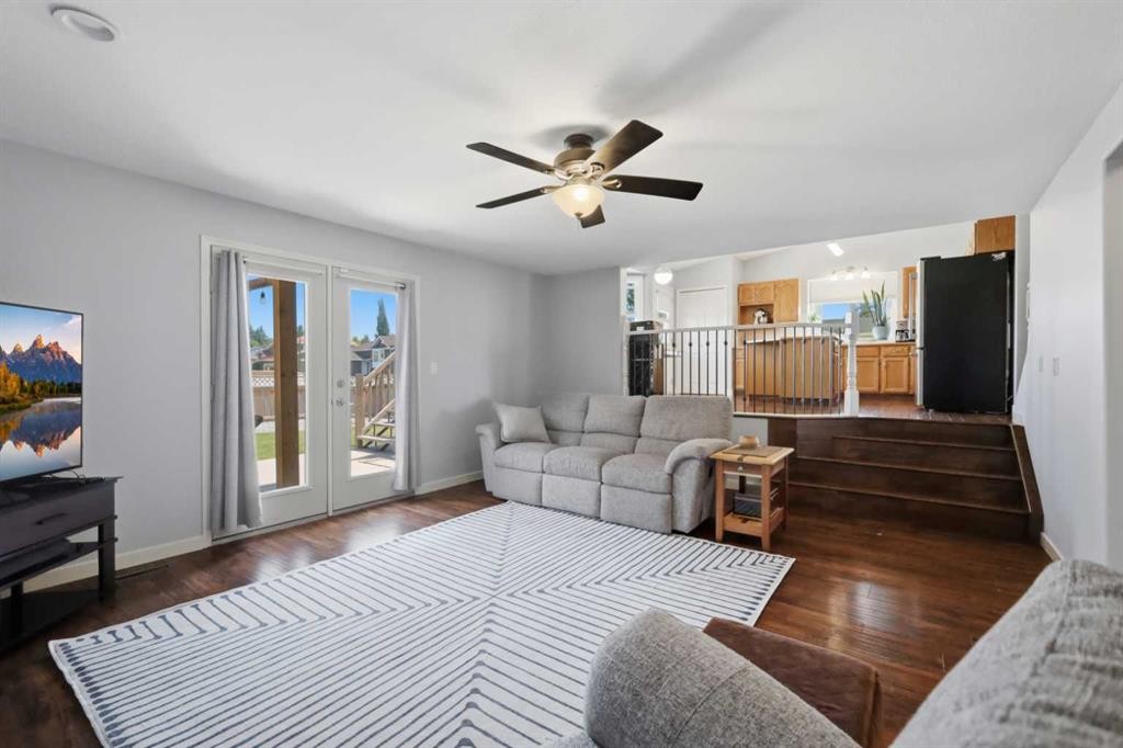 73 Duncan Crescent, Red Deer, AB - Indoor Photo Showing Living Room