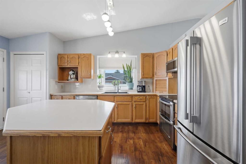 73 Duncan Crescent, Red Deer, AB - Indoor Photo Showing Kitchen With Stainless Steel Kitchen With Upgraded Kitchen