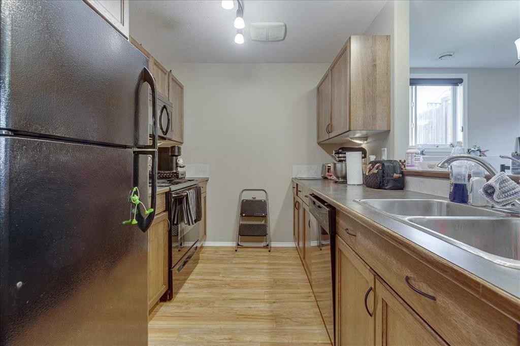 13 Rogers Road, Sylvan Lake, AB - Indoor Photo Showing Kitchen