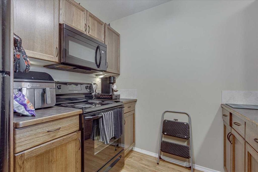 13 Rogers Road, Sylvan Lake, AB - Indoor Photo Showing Kitchen