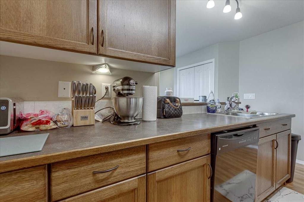 13 Rogers Road, Sylvan Lake, AB - Indoor Photo Showing Kitchen With Double Sink