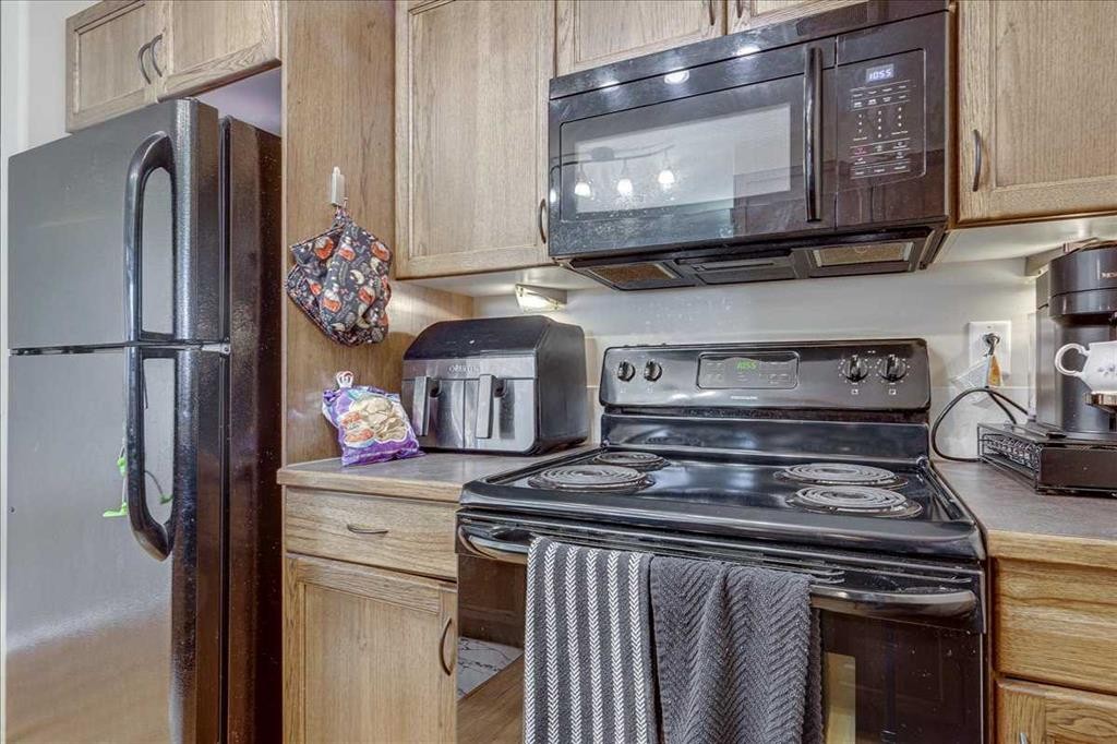 13 Rogers Road, Sylvan Lake, AB - Indoor Photo Showing Kitchen