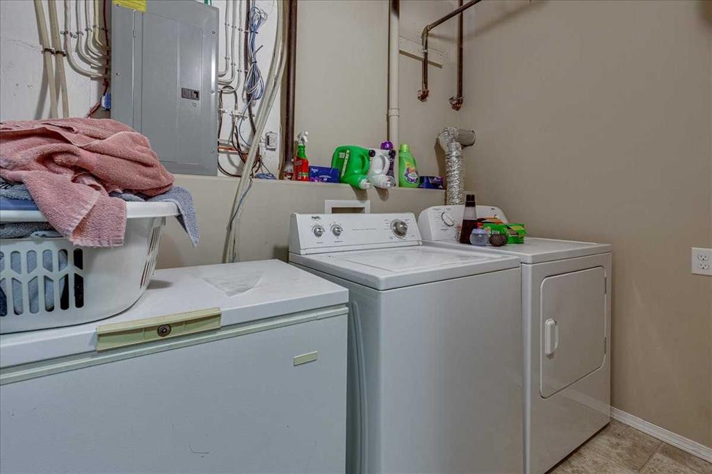13 Rogers Road, Sylvan Lake, AB - Indoor Photo Showing Laundry Room