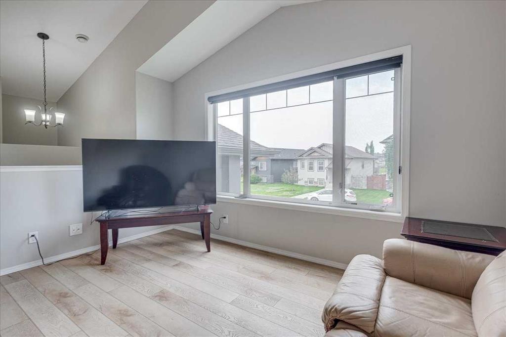 13 Rogers Road, Sylvan Lake, AB - Indoor Photo Showing Living Room