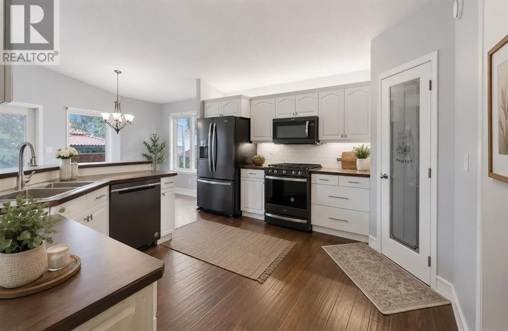5508 49 Avenue, Alix, AB - Indoor Photo Showing Kitchen With Double Sink With Upgraded Kitchen