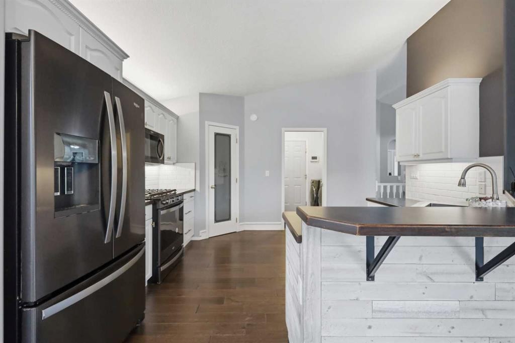5508 49 Avenue, Alix, AB - Indoor Photo Showing Kitchen With Upgraded Kitchen