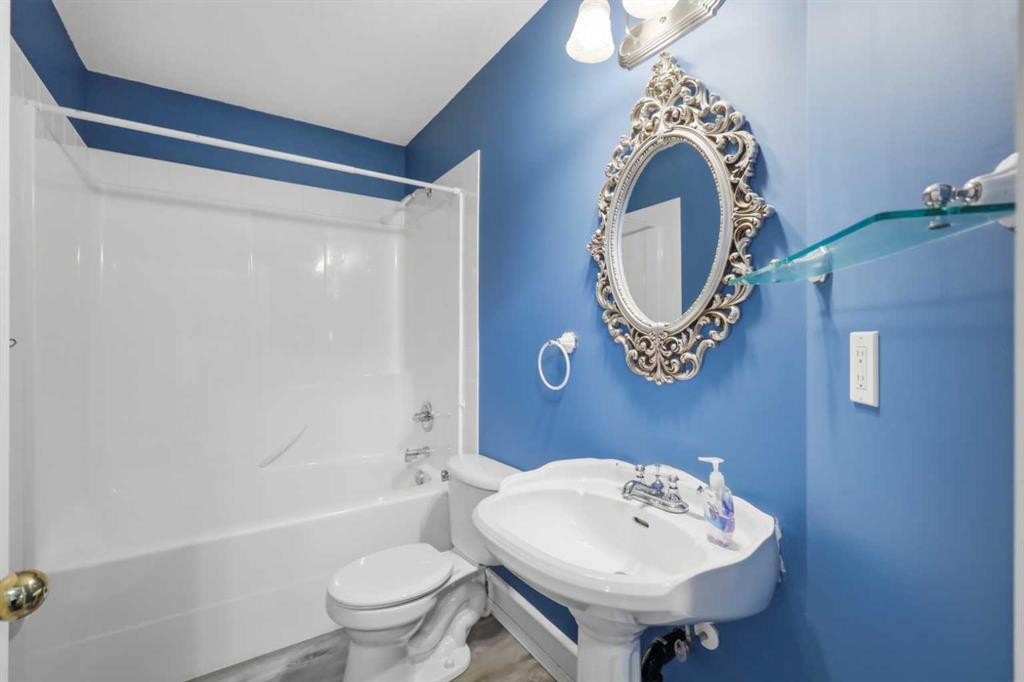 5508 49 Avenue, Alix, AB - Indoor Photo Showing Bathroom