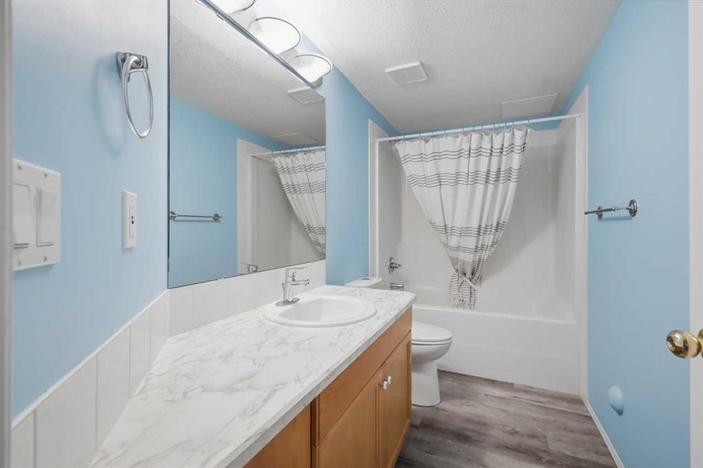 5508 49 Avenue, Alix, AB - Indoor Photo Showing Bathroom