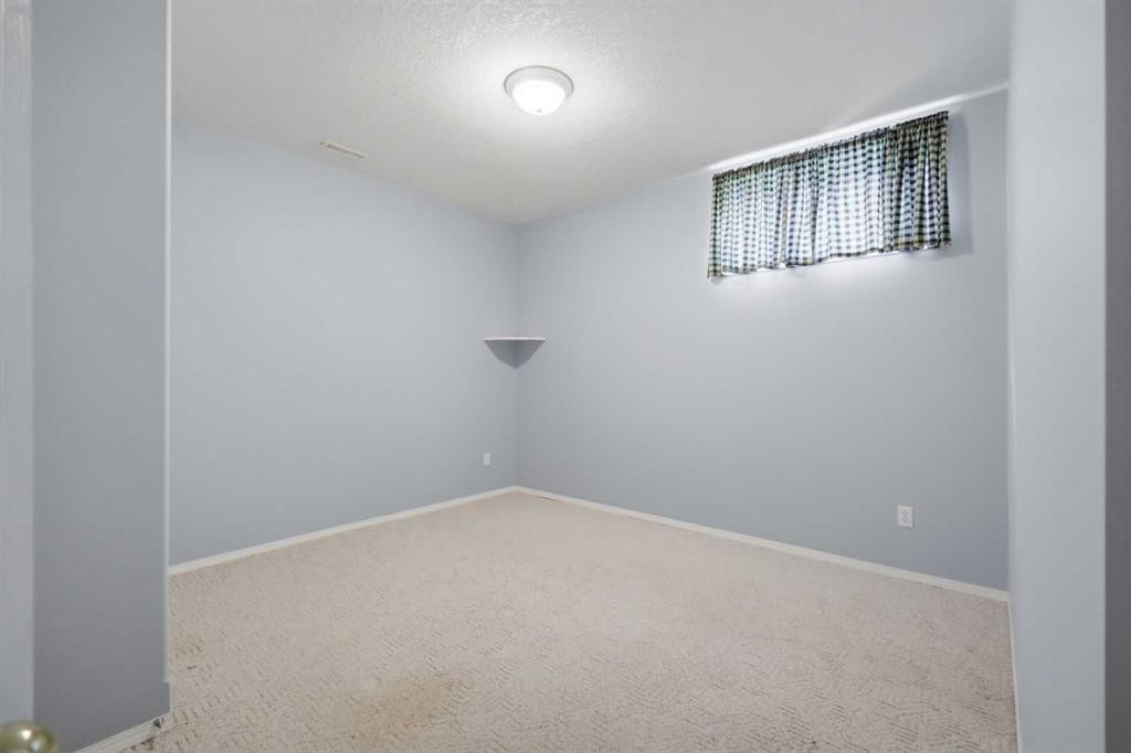 5508 49 Avenue, Alix, AB - Indoor Photo Showing Other Room