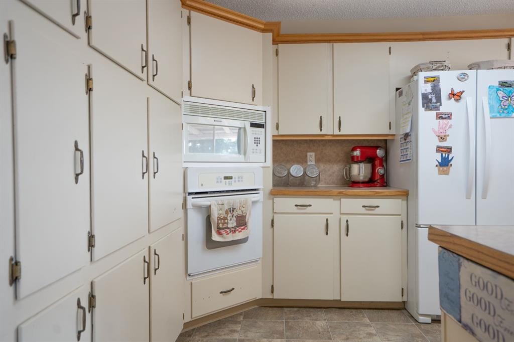 22 Robinson Place, Bashaw, AB - Indoor