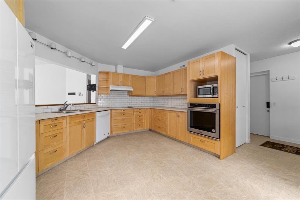 6210 53 Avenue, Camrose, AB - Indoor Photo Showing Kitchen With Double Sink