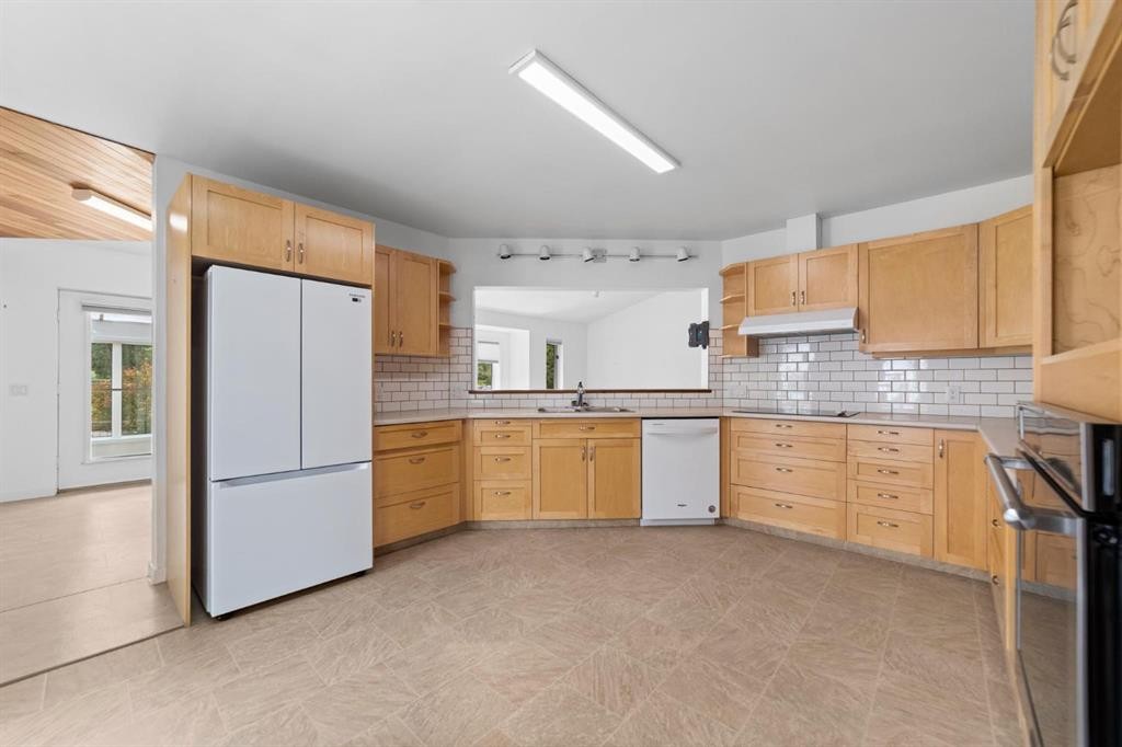 6210 53 Avenue, Camrose, AB - Indoor Photo Showing Kitchen
