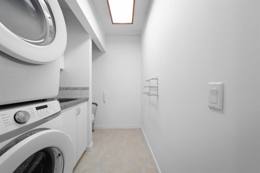 6210 53 Avenue, Camrose, AB - Indoor Photo Showing Laundry Room