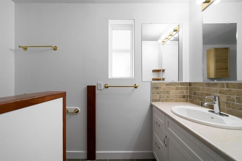 6210 53 Avenue, Camrose, AB - Indoor Photo Showing Bathroom