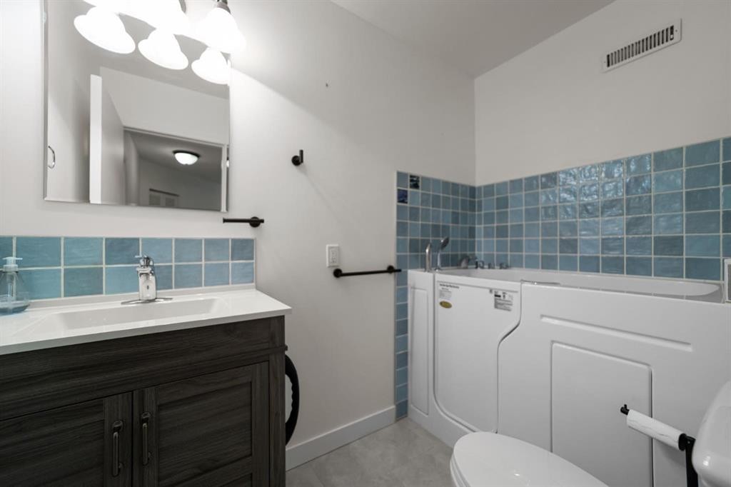 6210 53 Avenue, Camrose, AB - Indoor Photo Showing Bathroom