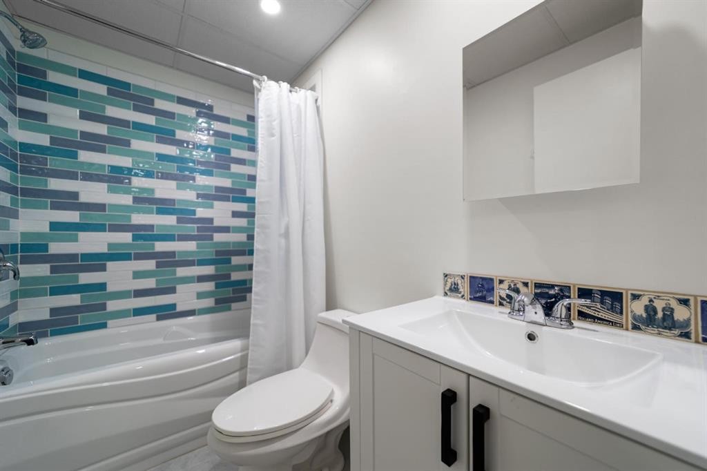 6210 53 Avenue, Camrose, AB - Indoor Photo Showing Bathroom