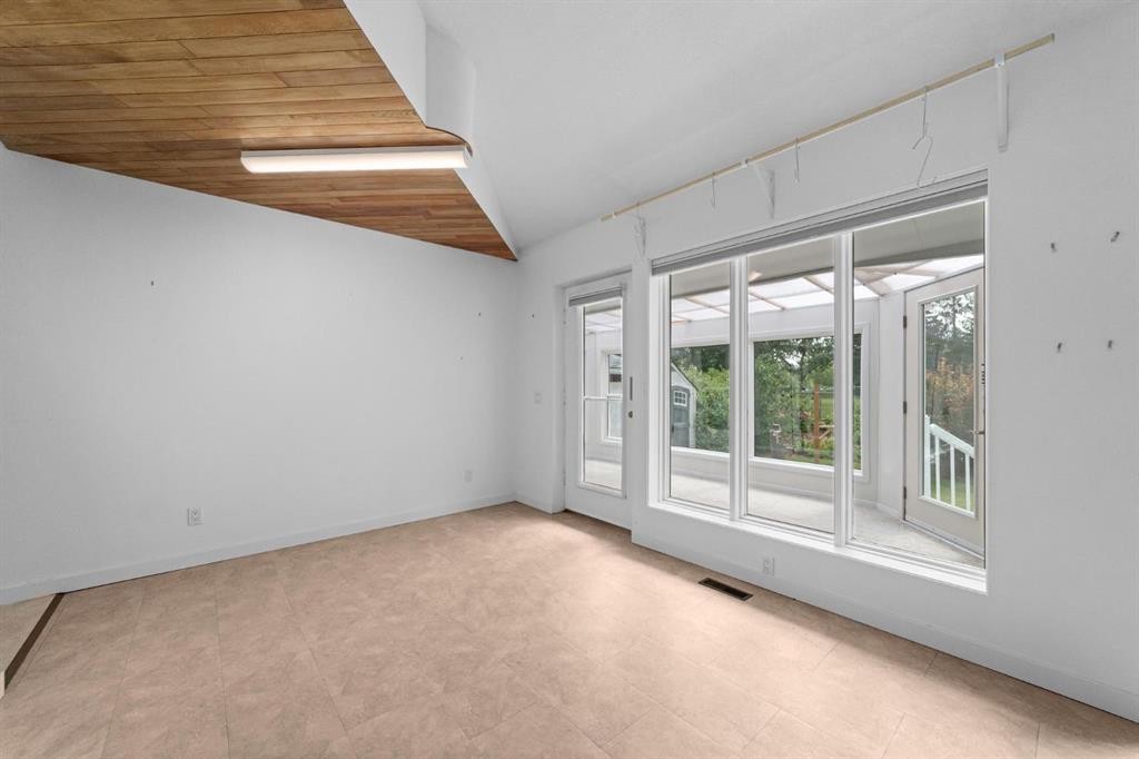 6210 53 Avenue, Camrose, AB - Indoor Photo Showing Other Room