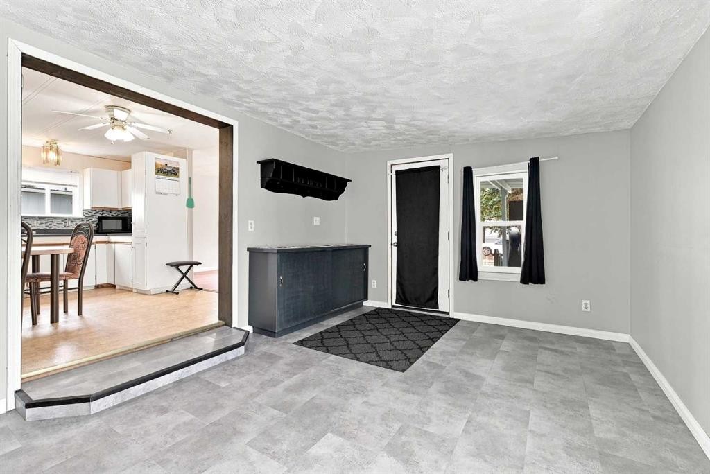 #9-5235 50 Street, Caroline, AB