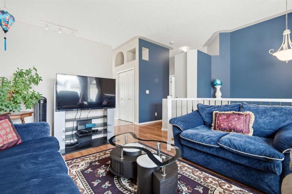 98 Duval Crescent, Red Deer, AB - Indoor Photo Showing Living Room