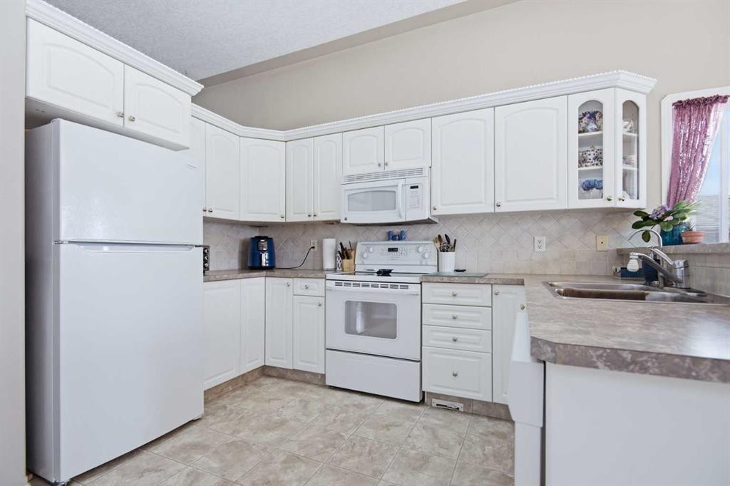 98 Duval Crescent, Red Deer, AB - Indoor Photo Showing Kitchen