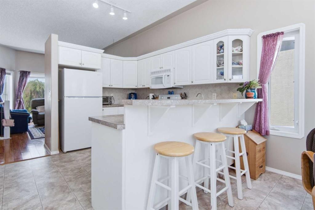 98 Duval Crescent, Red Deer, AB - Indoor Photo Showing Kitchen