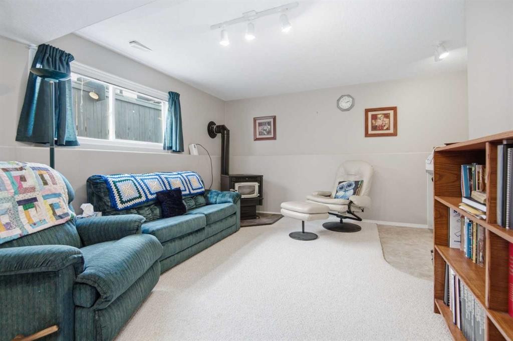 98 Duval Crescent, Red Deer, AB - Indoor Photo Showing Other Room