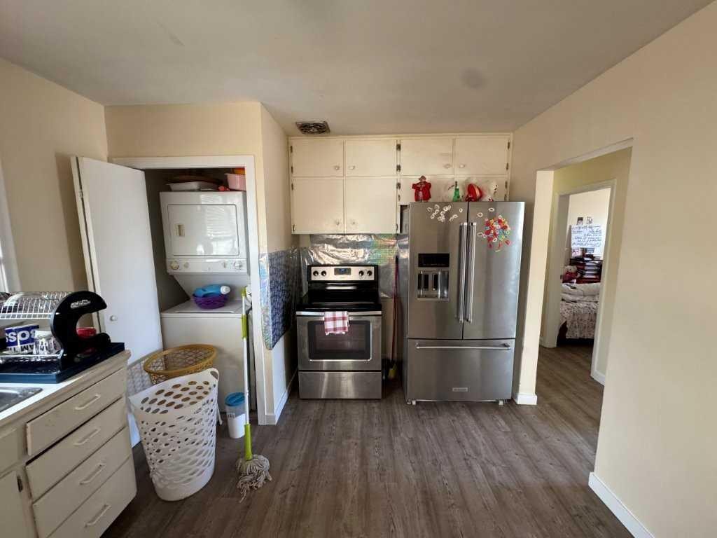 6014 56 Avenue, Red Deer, AB - Indoor Photo Showing Kitchen