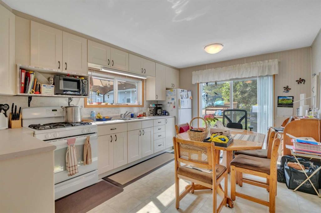 76 Buskmose Drive, Grandview, AB - Indoor Photo Showing Kitchen